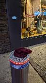 Found dark red scarf or wooly hat. Dunkelroter Schal oder Mütze gefunden. Auf de