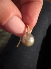 Pearl and gold earring