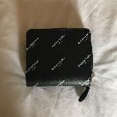 i lost a wallet like this a long time ago, it was gold print instead of white. h
