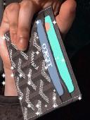 Hi, I had lost a brown patterned card holder around St. Paul’s (church yard, rea