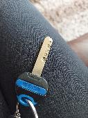 The key ring had a Letter "P" in silver delmontees, it had 3 keys on it. the mai