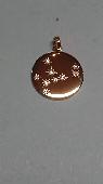 A golden pendant, ca. 3 cm in diameter, the names "Anthony" and "Anouk" on the r