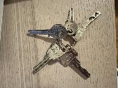 Hello there, I am looking for a chain of 5 keys with a neon orange tag. Keys are