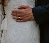 Plain gold wedding ring slipped off my finger. Likely to have been between Annet